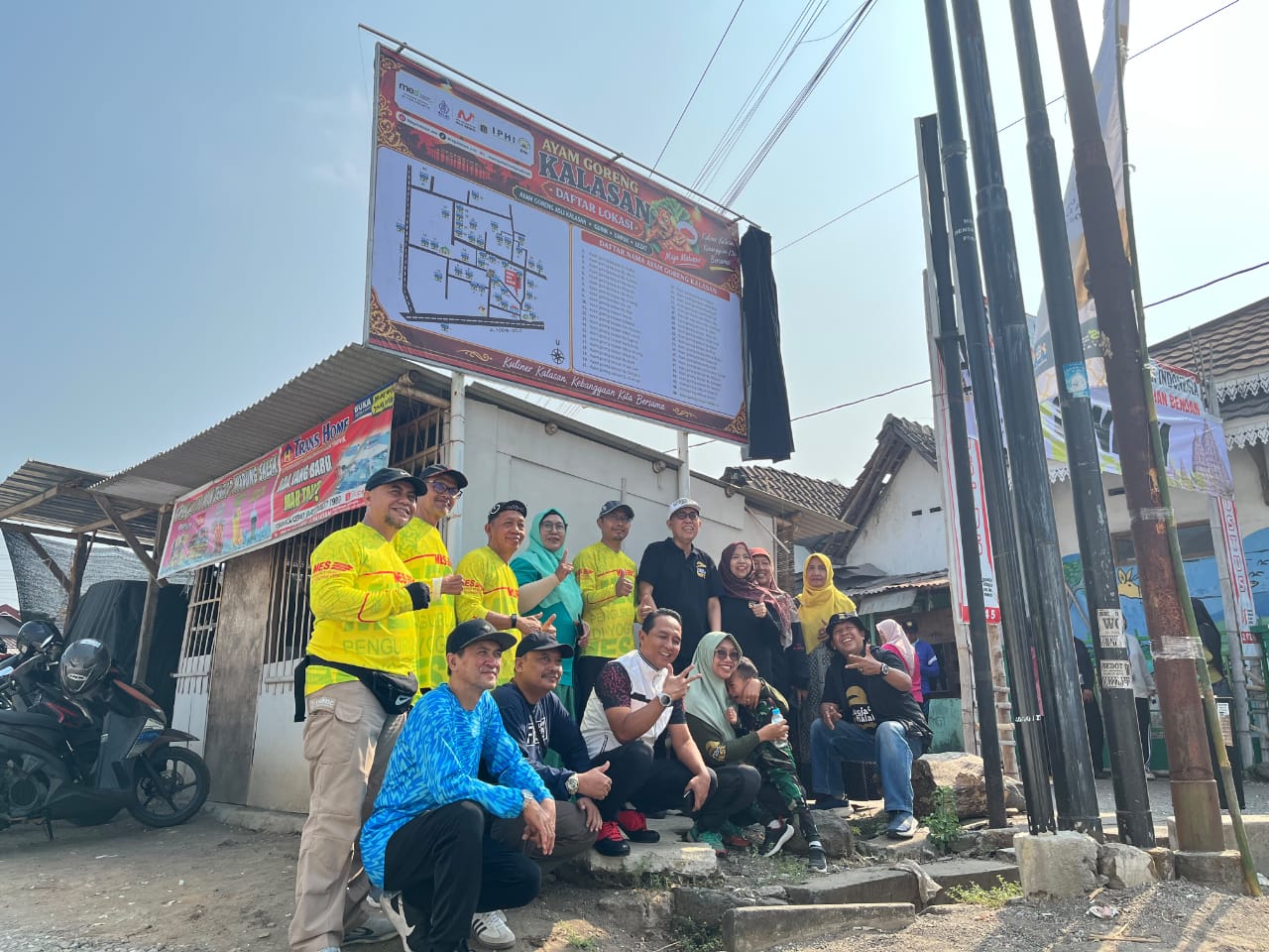 The management MES DIY chaired by Prof. Dr. H. Edy Suandi Hamid, M.Ec. when confirming Kalasan's commitment as a Halal Fried Chicken Area as well as a Road to JHF #3